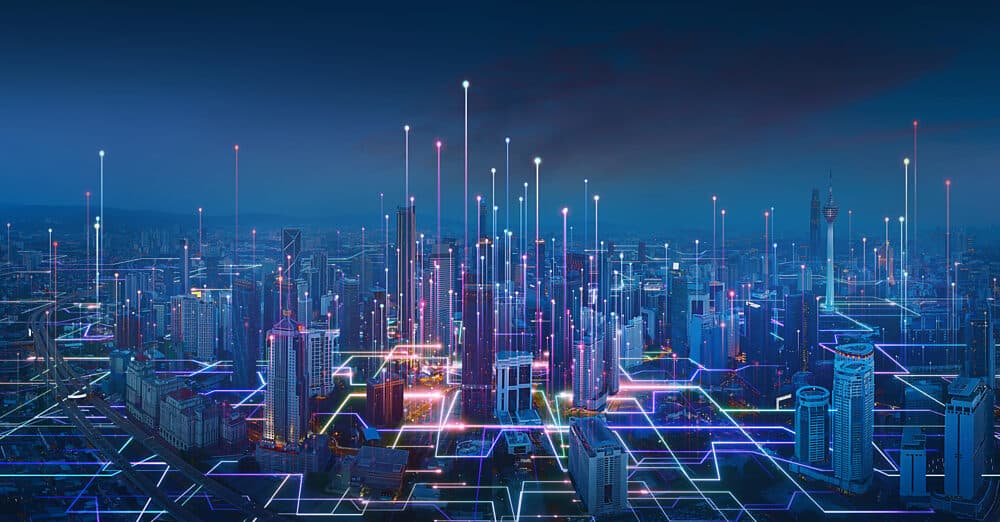 Photo d'une ville connectée de nuit avec un réseau lumineux illustrant une infrastructure numérique