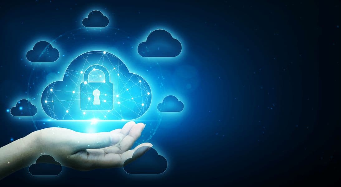 Photo d'une main tenant un nuage numérique avec un cadenas symbolisant la sécurité cloud