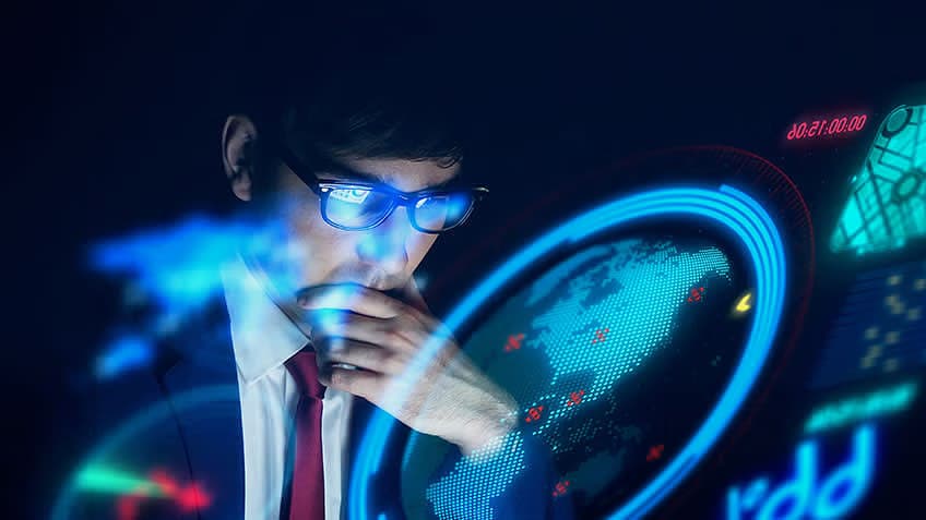 Ingénieur MLOps concentré devant des interfaces holographiques de données et visualisations technologiques