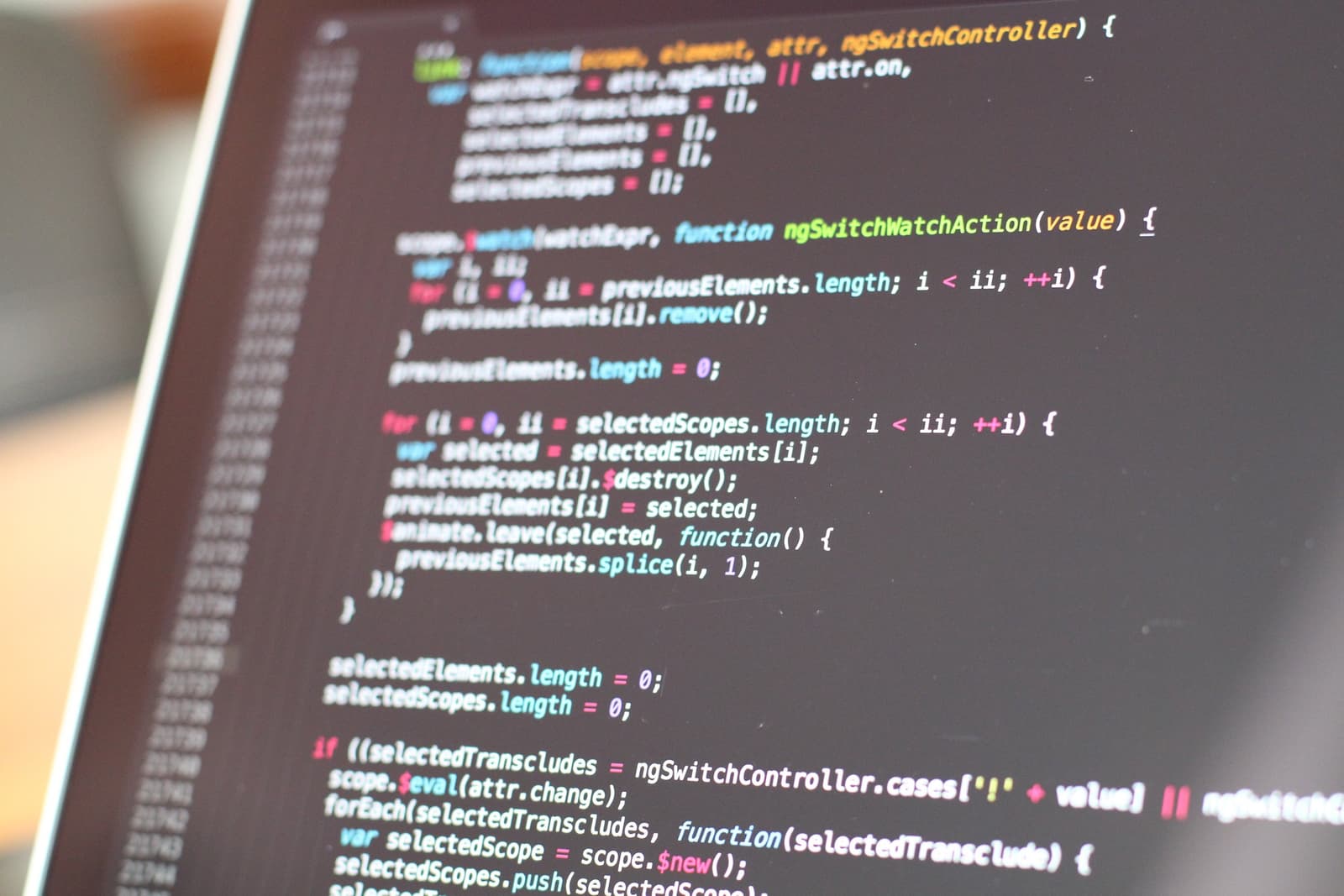 Photo de code JavaScript coloré affiché sur un écran de développement