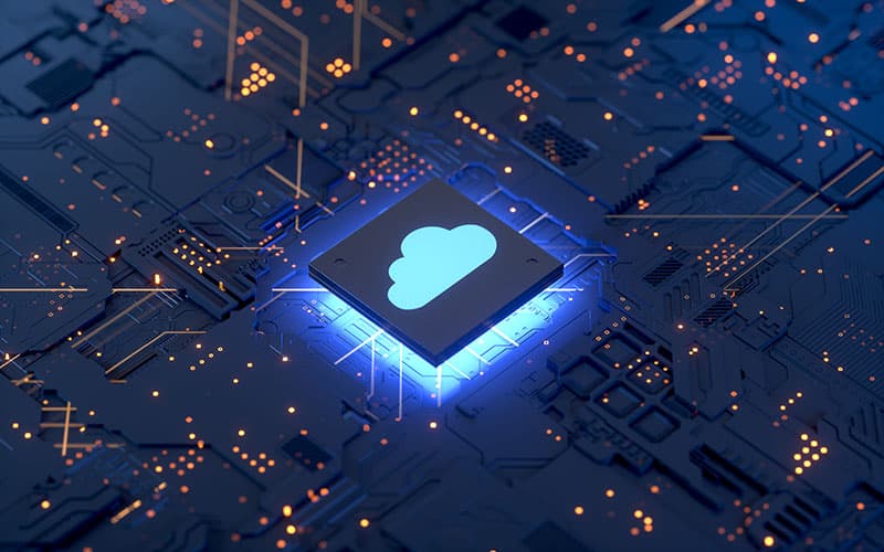 Photo de processeur lumineux avec icone cloud sur une carte mère de serveur
