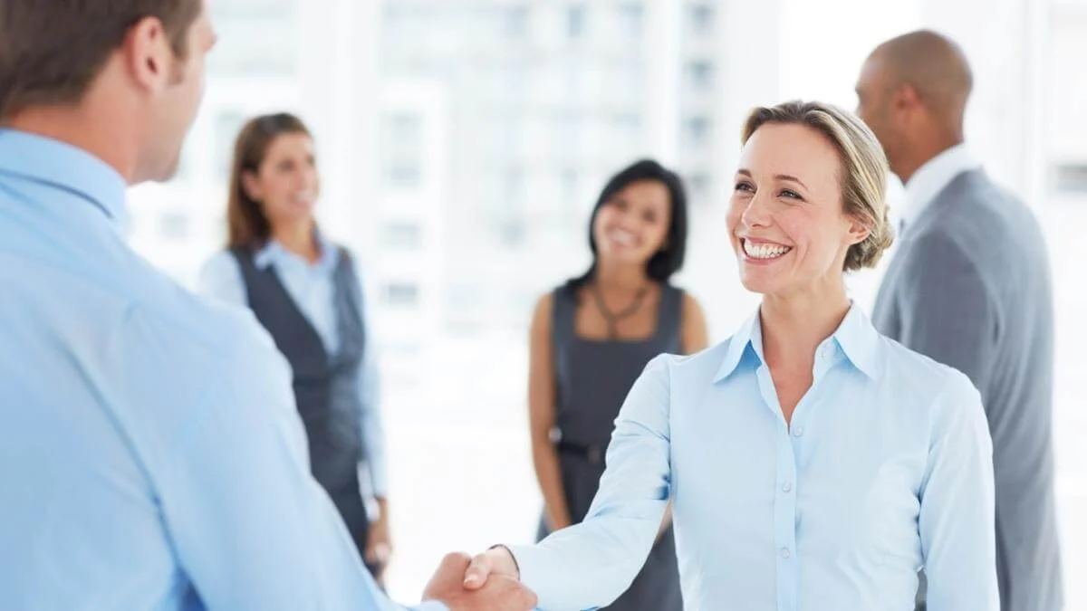 Photo d'une femme serrant la main d'un client dans un cadre professionnel