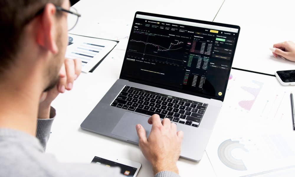 Photo d'un professionnel analysant des courbes de performance sur un ordinateur portable