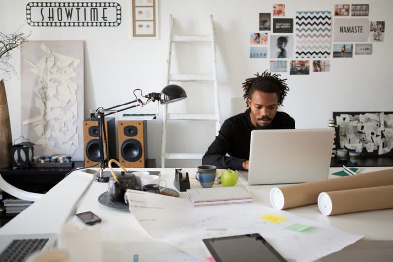 Photo d'un directeur artistique travaillant sur son ordinateur dans un studio créatif