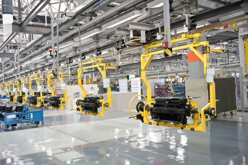 Photo d'une ligne d'assemblage automatisee avec structures jaunes dans un hall industriel moderne
