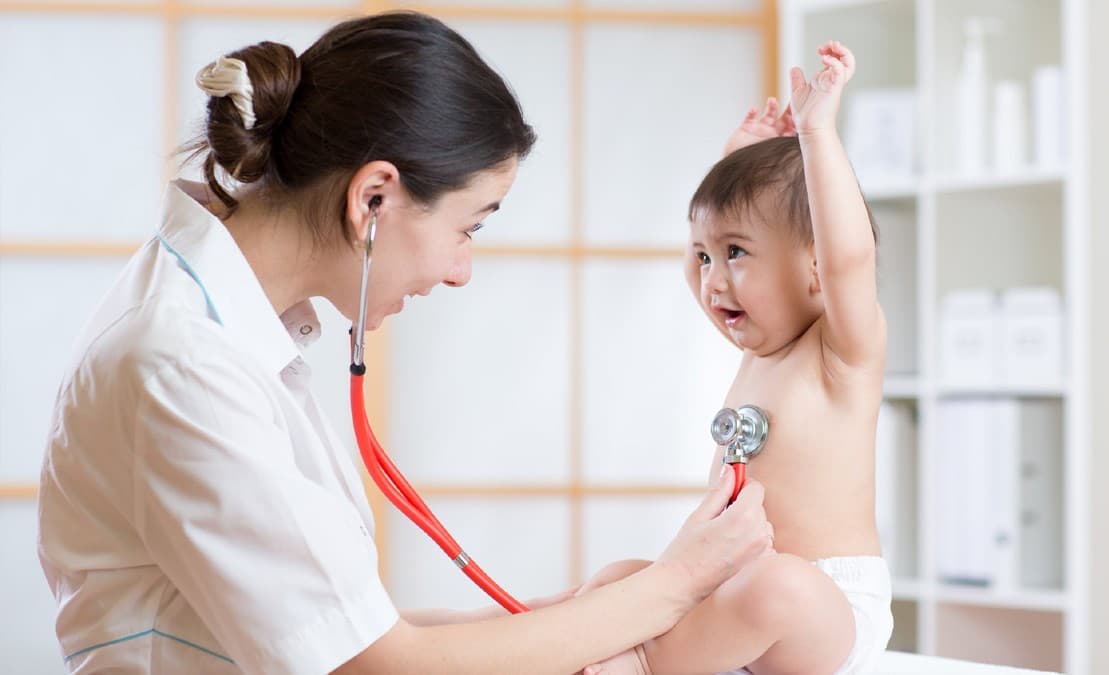 Pédiatre examinant un bébé avec un stéthoscope lors d'une consultation médicale en cabinet